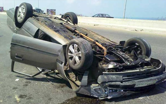 السرعة الزائدة وراء انقلاب مركبة في حي الأمير فواز بجدة