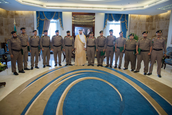 أمير مكة يكرم عدداً من الضباط أسهموا في ضبط تشكيل عصابي