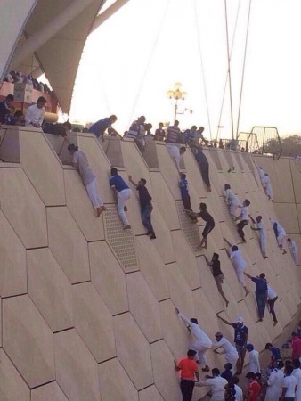 صورة.. مشجعون هلاليون يحوّلون أسوار “الدرة” إلى سباق للتسلق