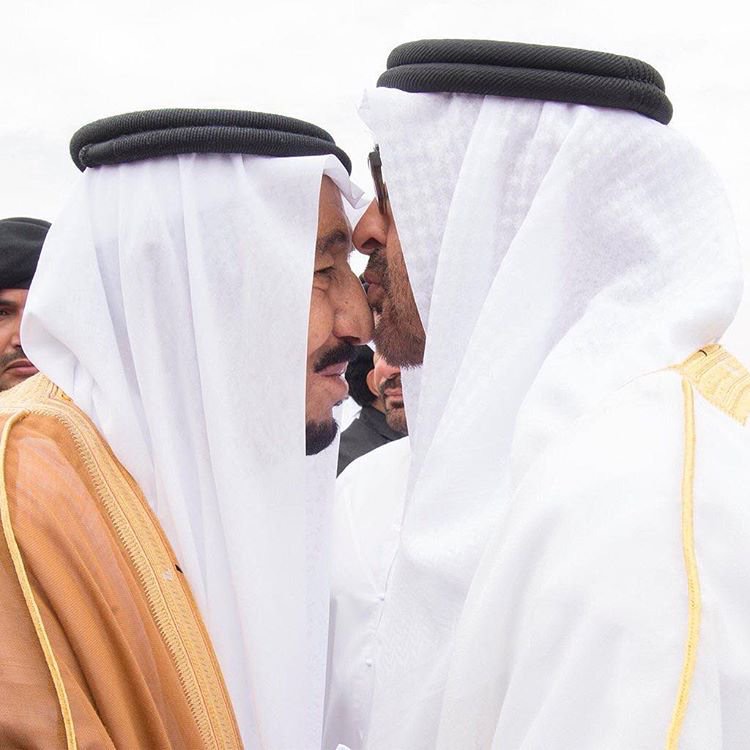 الملك ومحمد بن زايد.. علاقة أبوية تؤكدها قبلة الجبين