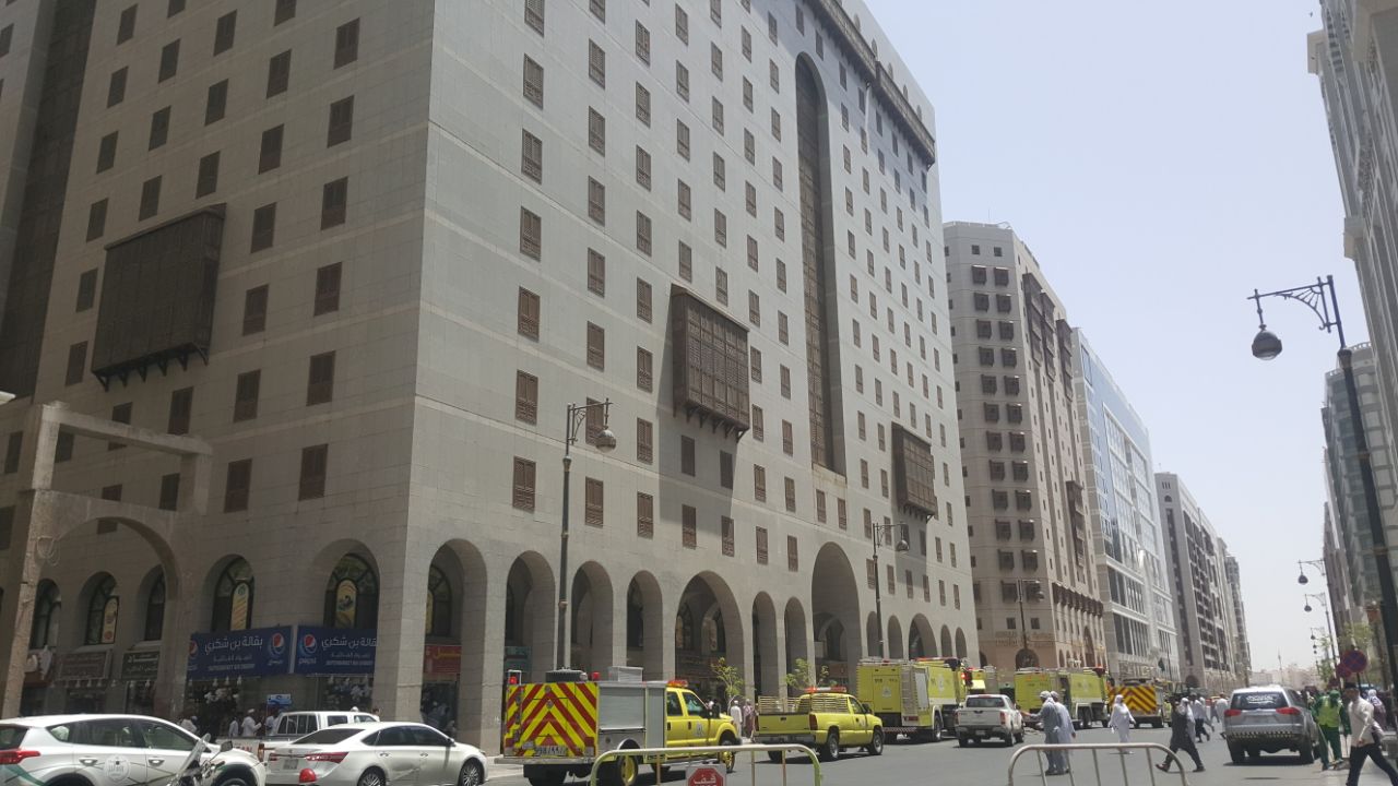 بالصور.. حريق يخلي 1300 زائر من أحد الفنادق بالمدينة