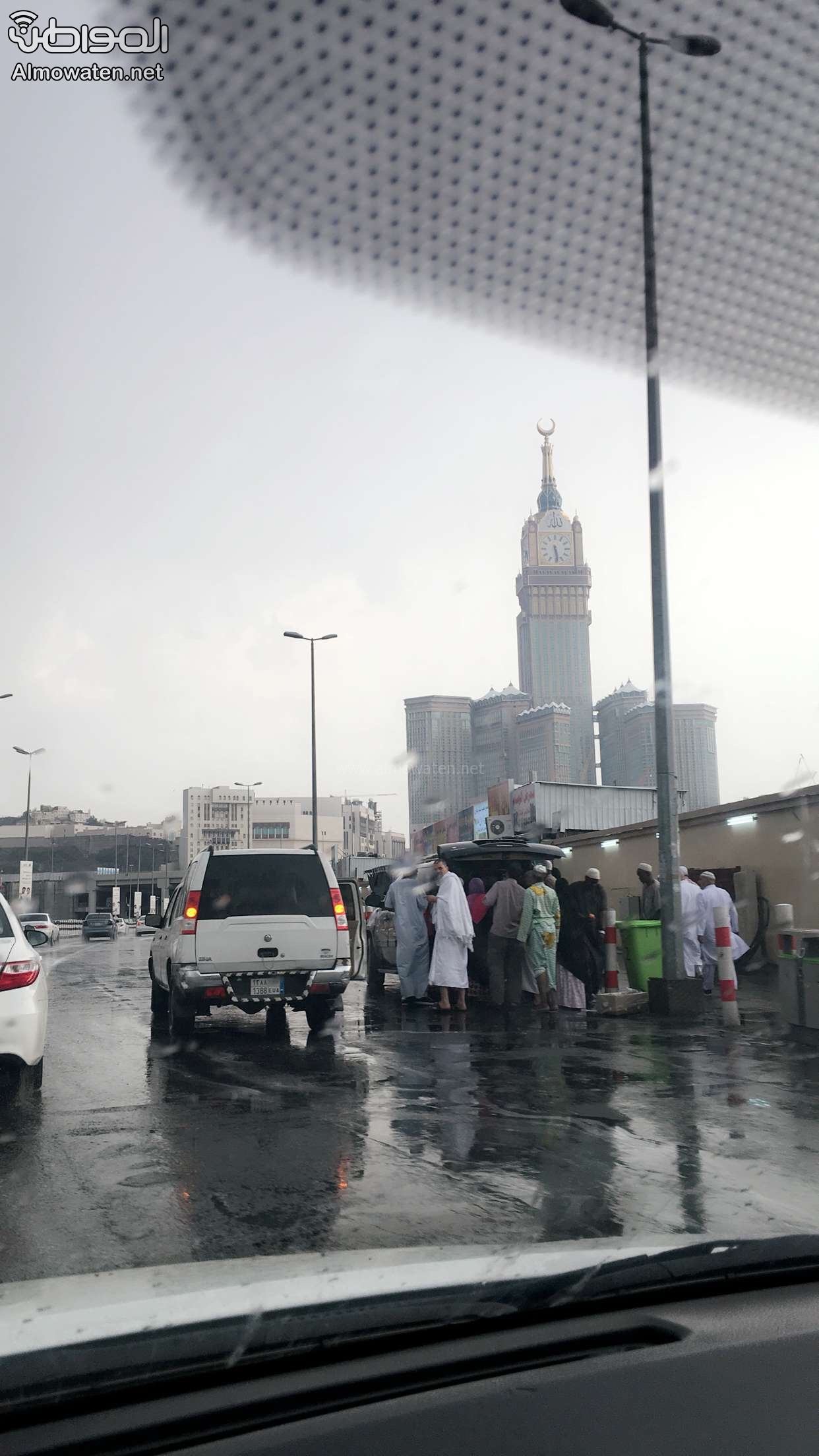 “المواطن” ترصد بالصور.. أمطار الخير تعانق الحرم المكي