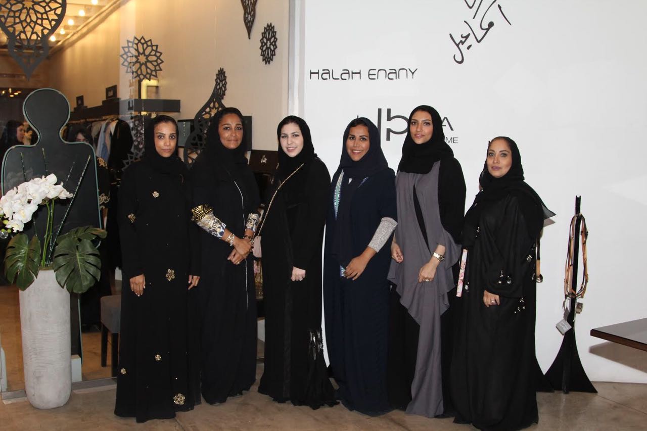 15 سعودية يجذبن نساء القنصلية الأمريكية والإيطالية بتصميم العباءة