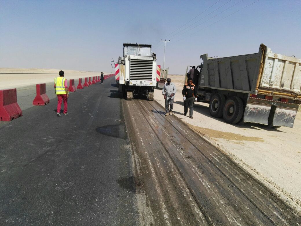 بالصور.. النقل تُصلح تهالك طريق العجلية وسط مطالب جديدة