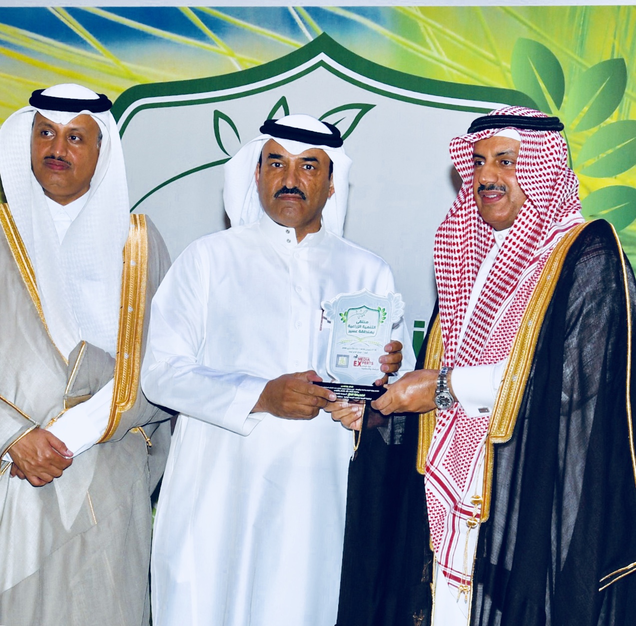 مدير جامعة الملك خالد يكرم “المواطن” لرعايتها ملتقى التنمية الزراعية