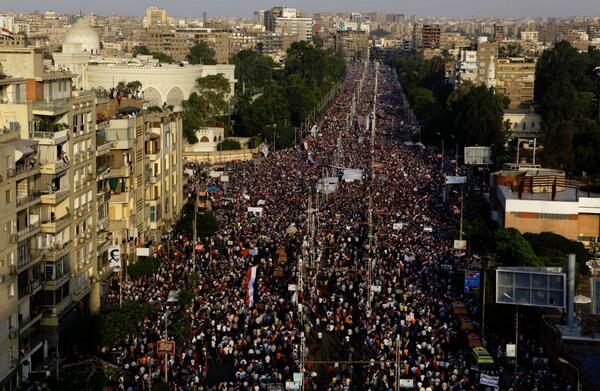 تزايد أعداد المتظاهرين في محيط قصر الاتحادية ووزارة الدفاع المصرية