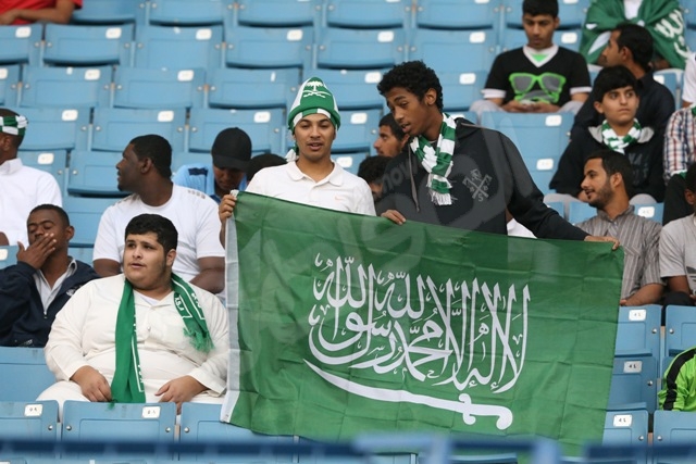 “المواطن” ترصد بالصور الجمهور السعودي واليمني قبل لقاء “درة الملاعب”