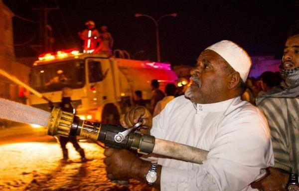 صورة متداولة : مسن يشارك في إخماد حريق شرورة