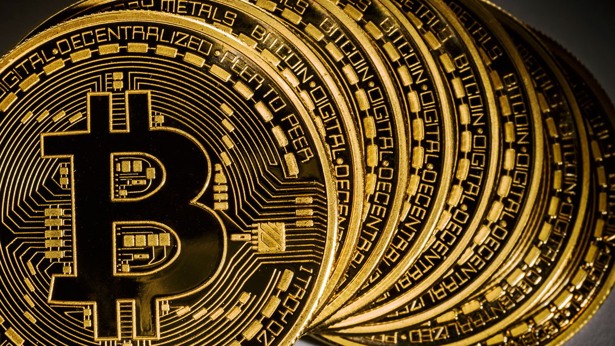 البيتكوين تتراجع بعد التحذير من مخاطرها وتحريم تداولها