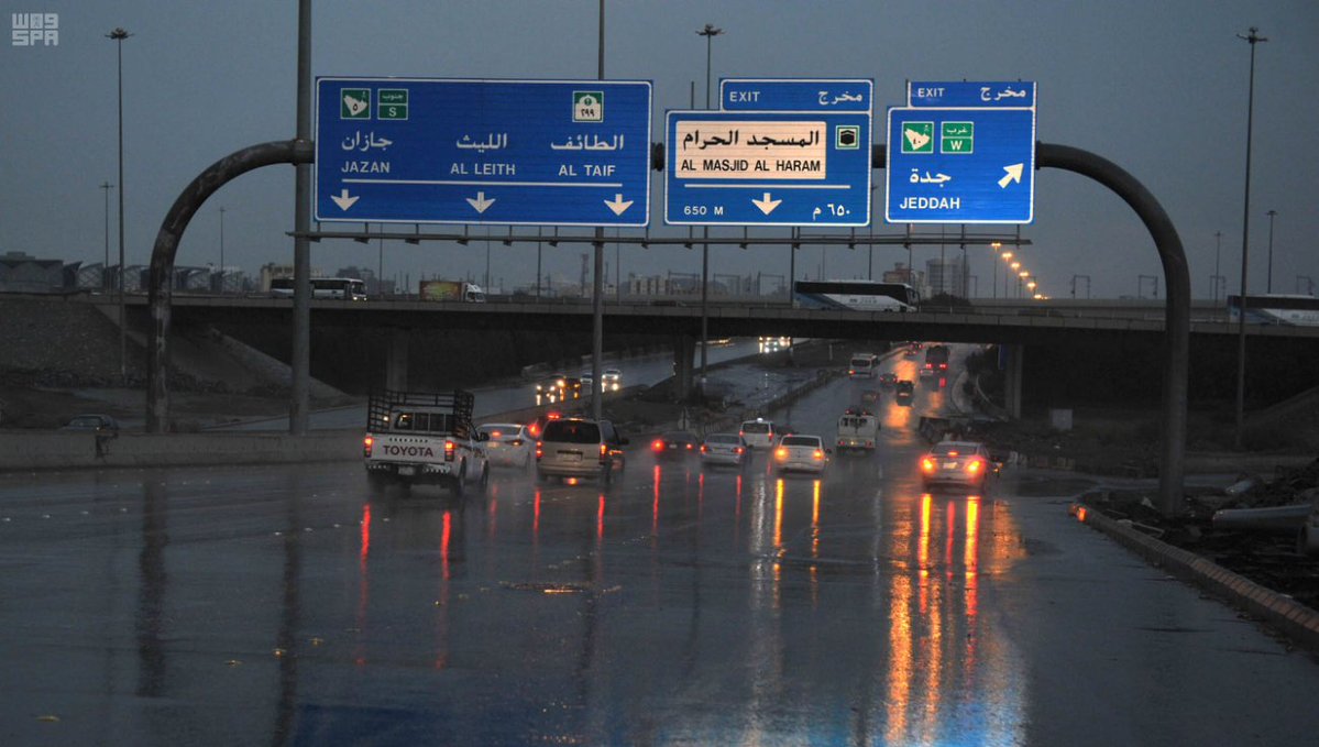 أمطار الخير ترطب أجواء محافظة تيماء