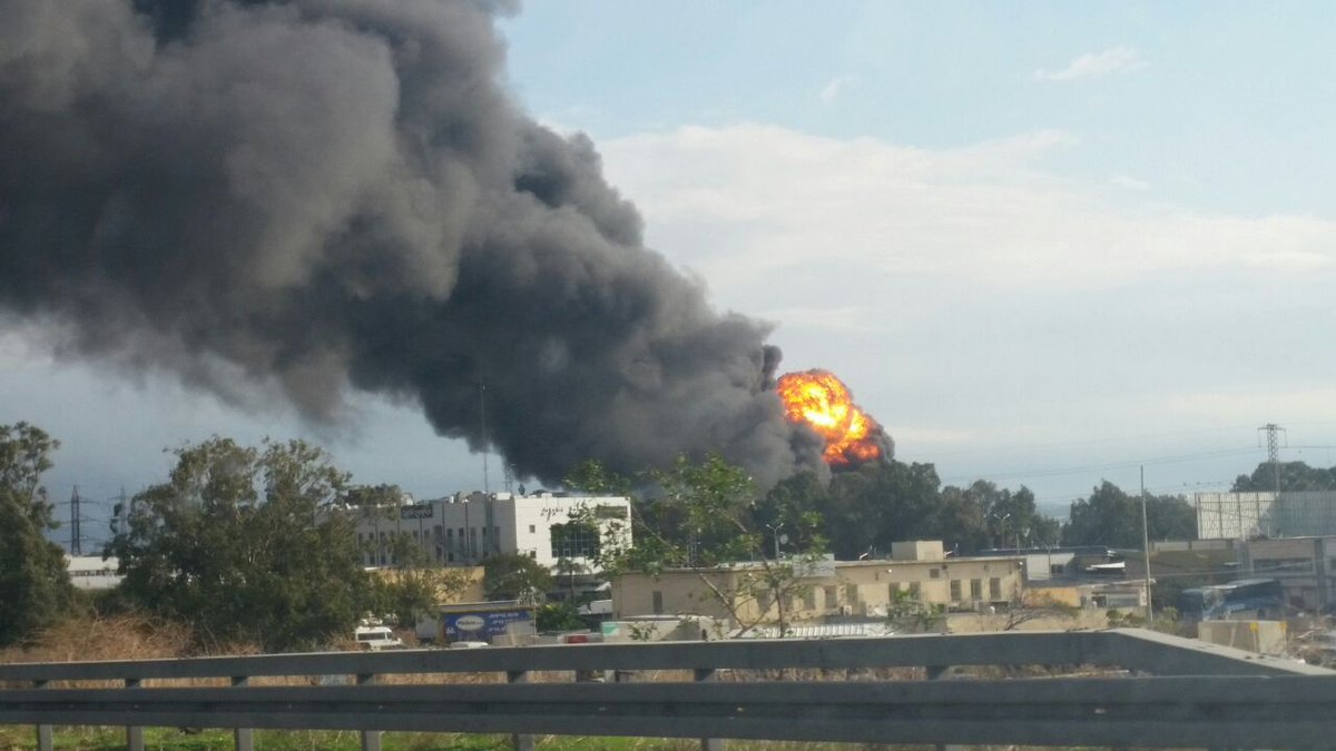 بالفيديو والصور.. 40 فرقة إطفاء تكافح حريقًا بمصفاة بترول في حيفا