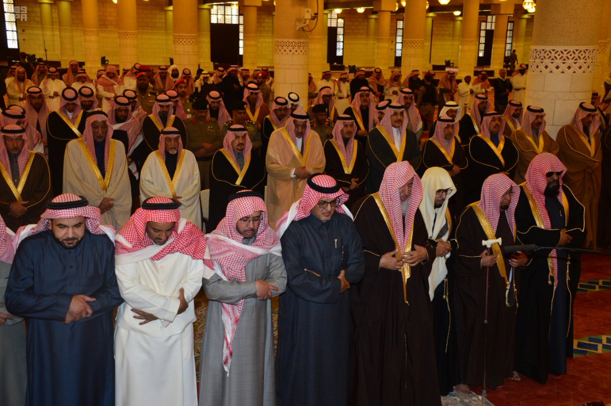 أمير #الرياض يؤدي صلاة الميت على الأمير بدر بن محمد