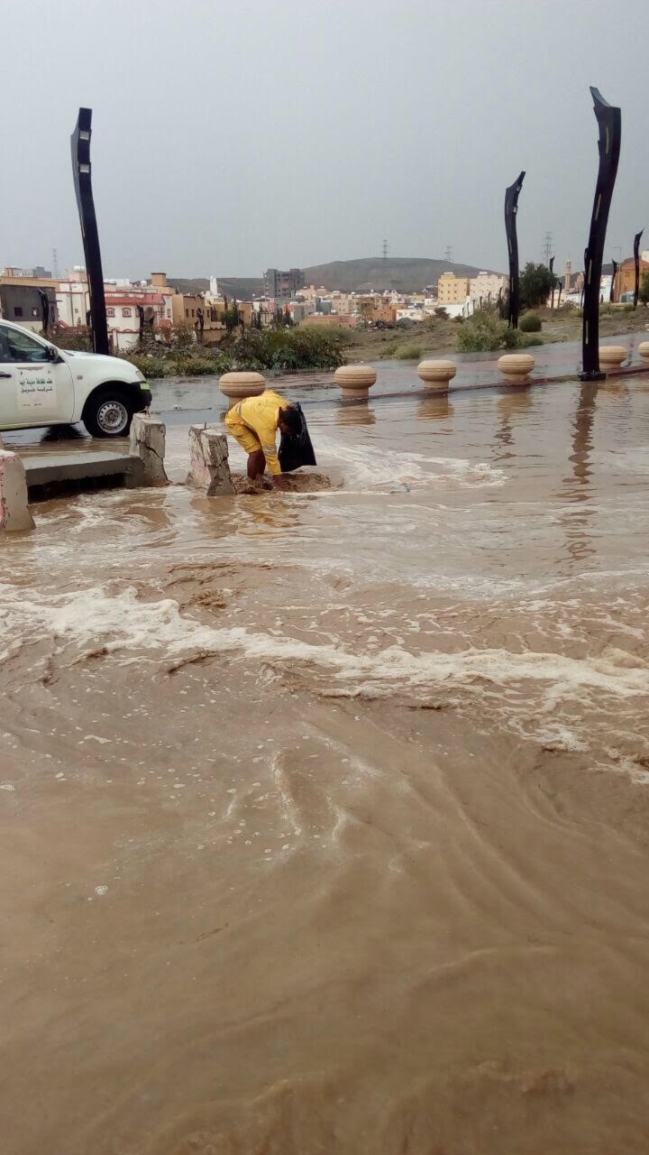 بالصور..  نزح 600 متر مكعب من مستنقعات الأمطار في أبها