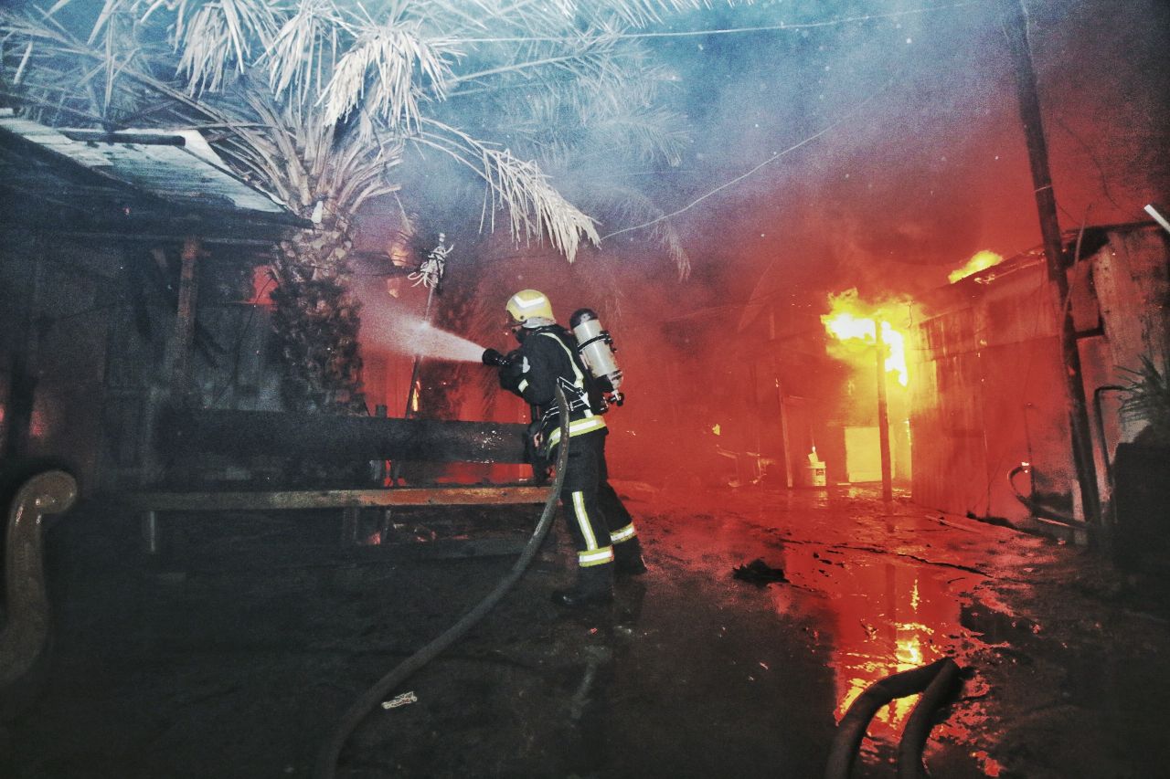 بالصور.. حريق في 5 غرف لعمال شركة خاصة بحي أم الجود في مكة