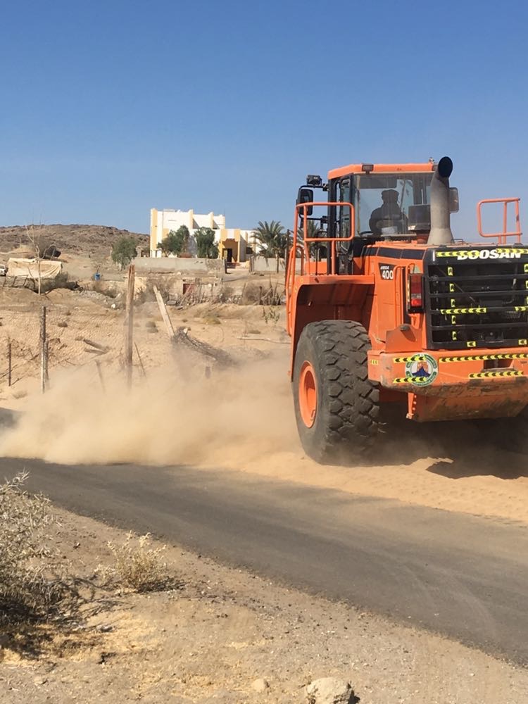 بالصور.. بلدية خميس مشيط تحرر الأراضي الحكومية من الإحداثات في شعبة العلبة بمركز يعرى