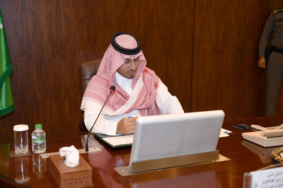 نائب أمير عسير يناقش المشاريع الجاري تنفيذها مع فريق عمل ريادة
