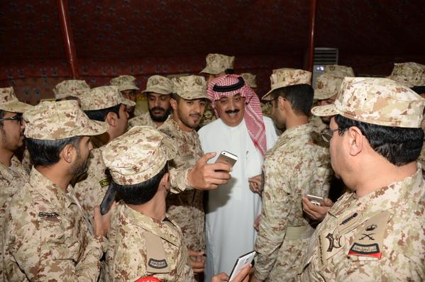 شاهد بالصور .. وزير الحرس الوطني يتناول الإفطار مع أبطال الوطن بنجران