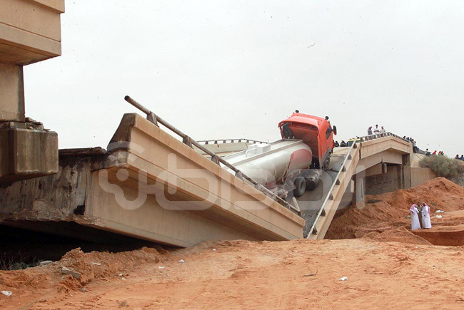 النقل توضح : إنهيار جسر “الثمامة” جزئي نتيجة انجراف التربة