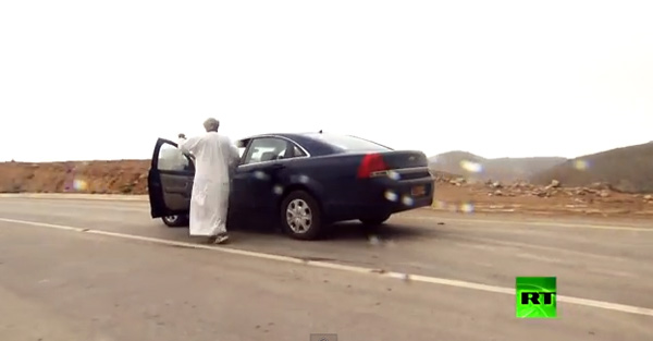بالفيديو.. السيارات تسير عكس اتجاه المنحدرات في عمان