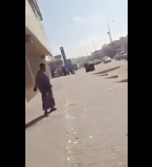 شاهد بالفيديو.. أثيوبيات يقذفن السيارات والمارة بالحجارة