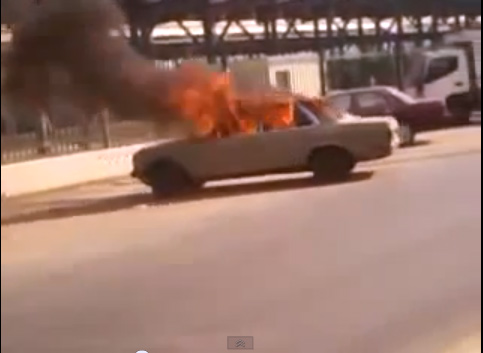 بالفيديو.. سيارة تحترق وهي تتحرك بلا سائق!!
