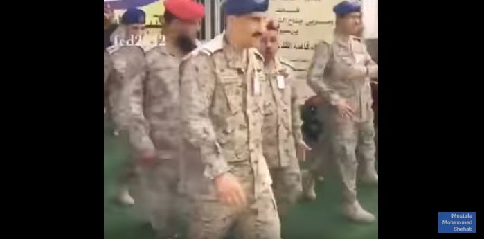بالفيديو.. رد فعل قائد قاعدة الملك عبدالعزيز الجوية بالظهران حيّاه جندي بشكل مختلف