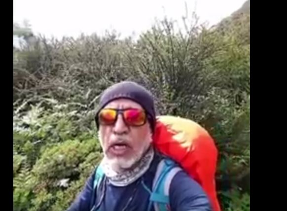 بالفيديو.. ستيني يتسلق جبل إيفرست ليوجّه رسالة لـ”أم فهد”