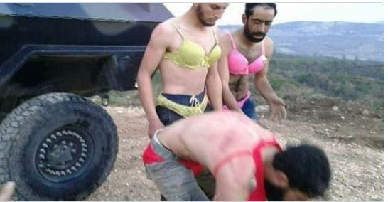 بالصور.. جنود أتراك يجبرون لاجئين سوريين على ارتداء ملابس داخلية نسائية