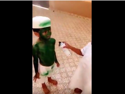 فيديو طريف.. براءة الطفولة في احتفالات اليوم الوطني.. صبغه بالأخضر