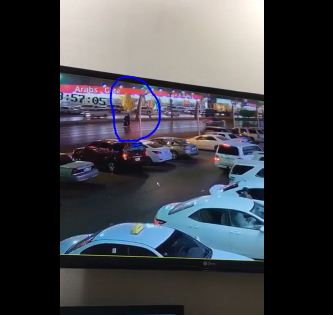 بالفيديو.. سيارة مسرعة تدهس رجلاً وامرأة ليلًا في الرياض