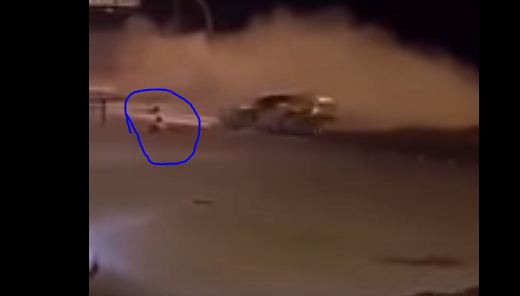 بالفيديو.. مُفحّط يطير من مركبته بعد اصطدامها وانقلابها