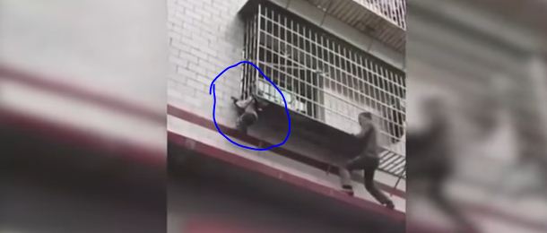 بالفيديو.. إنقاذ طفل علقت رأسه بين قضبان بلكون