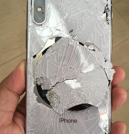 بالفيديو.. الشاشة المكسورة أول صدمة لمستخدمي آيفون X‬‎