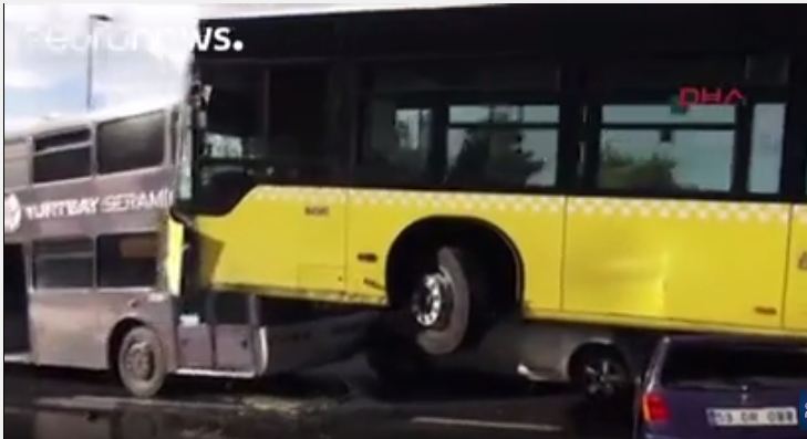 بالفيديو.. راكب يضرب سائق حافلة بمظلّة فيدهس 3 سيارات ويُصيب 11
