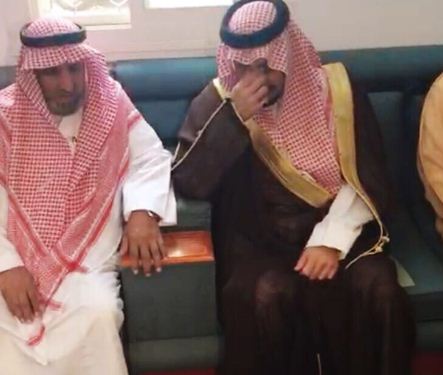 بالفيديو والصور.. أمير عسير متأثرًا خلال تعزيته لذوي الشهيد الشهري