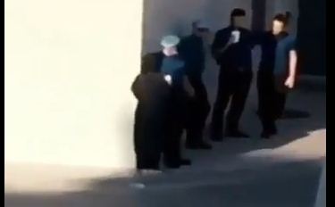 شرطة مكة عن فيديو الفتاة وعامل المطعم: تصرف ينافي الآداب العامة