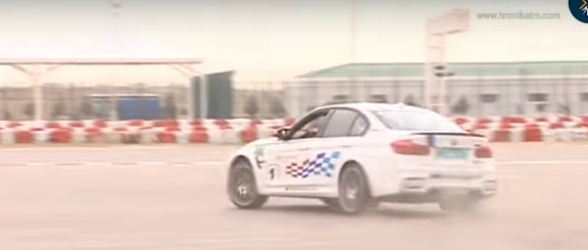 بالفيديو.. رئيس تركمانستان يمارس التفحيط بسيارة الشرطة