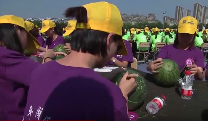 شاهد.. 1000 شخص يُشاركون بمسابقة النحت على البطيخ في الصين