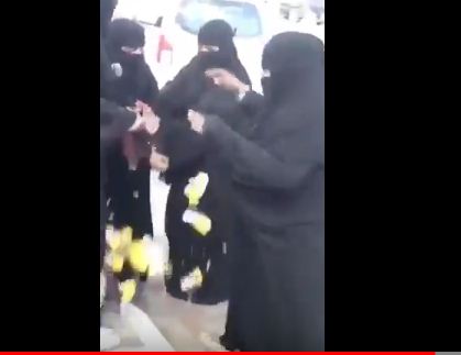 بالفيديو.. الاعتداء على مسنة تبيع الطعام أمام جامعة الطائف