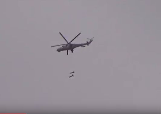 لحظة إلقاء المروحيات براميل مُتفجّرة على غوطة دمشق