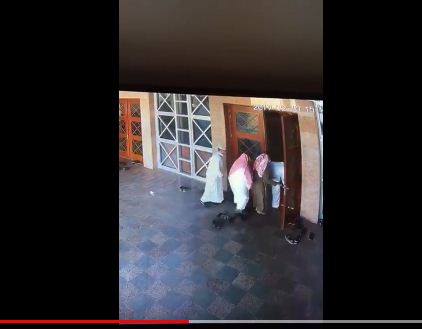 فيديو مستهجن.. حيلة 3 لصوص لسلب المواطنين في المسجد