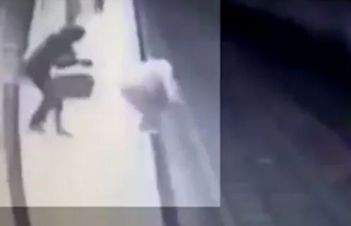 فيديو صادم .. امرأة تدفع فتاة تحت عجلات المترو