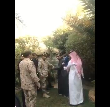 بالفيديو.. الجهات الأمنية تطمئن على الفنان عبدالله السدحان بعد صاروخ الحوثي