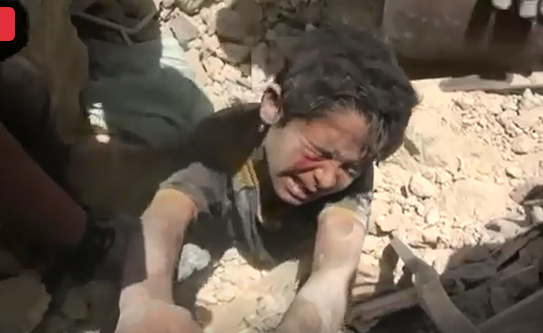 مأساة جديدة في سوريا.. طفل يصرخ تحت الأنقاض: “عطشان جيبولي ميه”