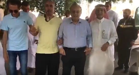 بالفيديو.. السفير المعلمي يشارك في أداء الخطوة الجنوبية في فرسان