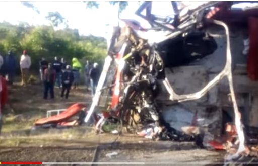 بالفيديو.. مقتل وإصابة 47 شخصًا في تصادم حافلة وشاحنة