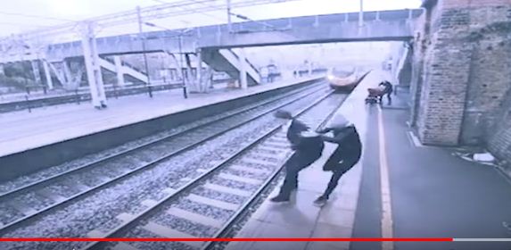 بالفيديو.. امرأة شجاعة تنقذ رجلاً حاول الانتحار تحت عجلات القطار