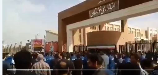 بالفيديو.. إيرانيون يتظاهرون احتجاجًا على عدم صرف رواتبهم