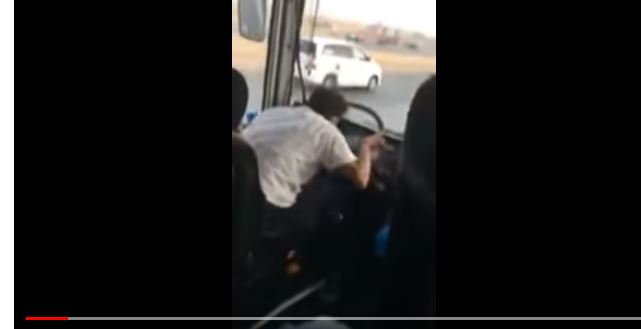 القبض على سائق الحافلة بطل مقطع الحركات الغريبة