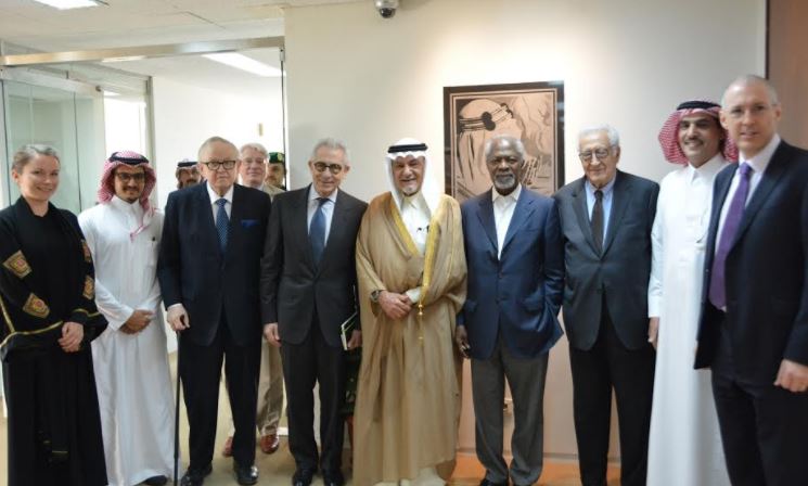 تركي الفيصل يناقش جهود دعم السلام مع مجموعة الحكماء الدولية
